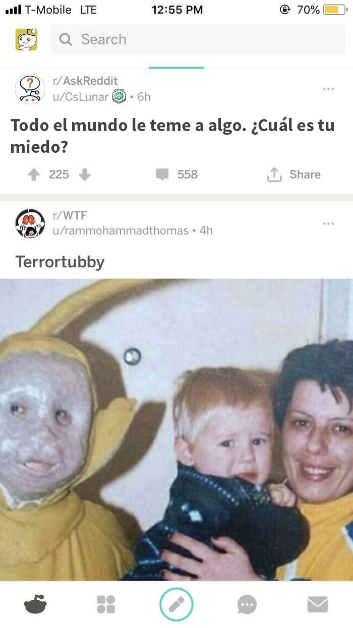 Captura de pantalla inusual que muestra un disfraz aterrador y una reacción de miedo, perfecta para un museo.