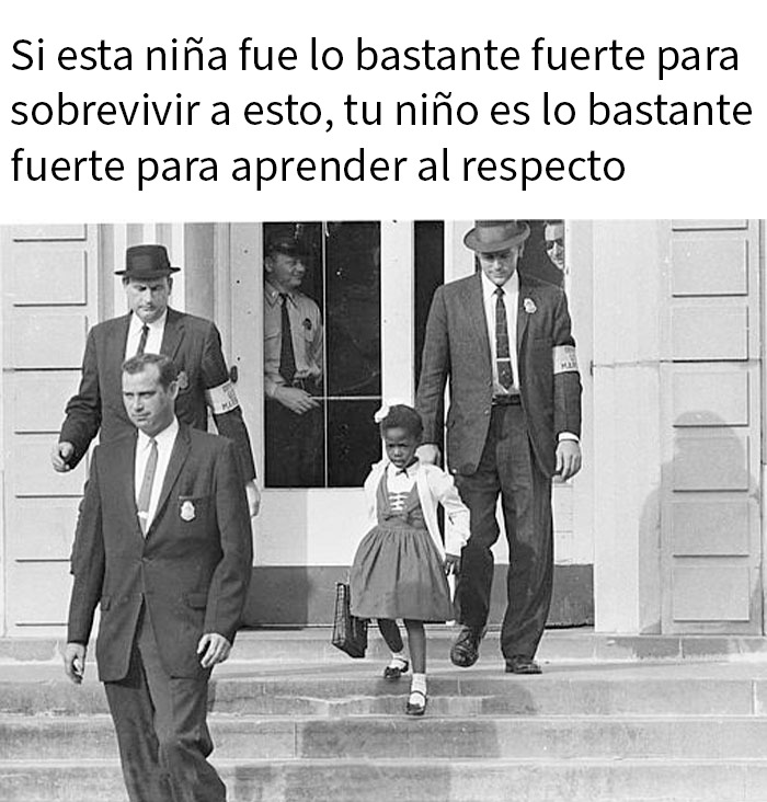 Niña escoltada por policías bajando escaleras con mensaje sobre memes impactantes y crudas verdades en texto en español.