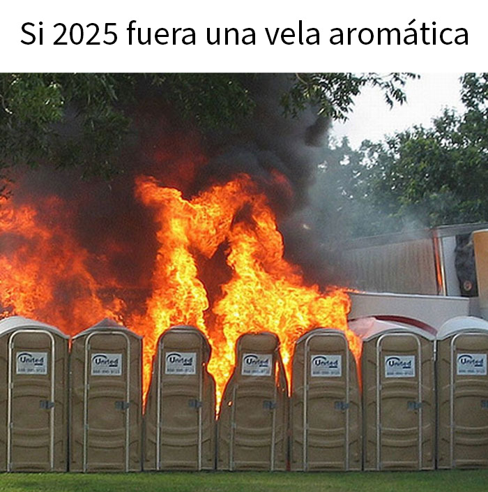 Incendio detrás de baños portátiles con texto de humor mostrando verdades impactantes en memes compartidos por personas.