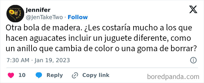 Captura de tweet con una frase ingeniosa sobre juguetes y aguacates, destacando frases originales y creativas.