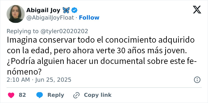 Mujer mostrando resultados de lifting facial, luciendo 30 años más joven tras cirugía estética valorada en 15000 dólares.