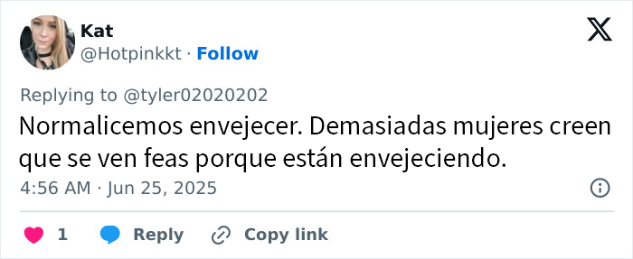 Mujer mostrando los resultados de un lifting facial, con piel rejuvenecida y expresión natural tras cirugía estética.