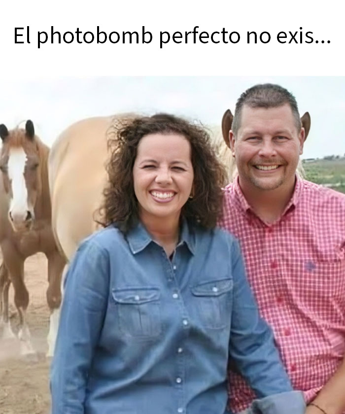 Pareja sonriente posando con caballos detrás, ejemplo de publicaciones que juegan peligrosamente entre divertido y ofensivo.