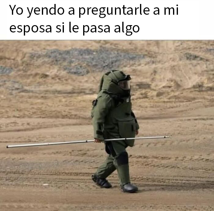 Persona con traje antibombas caminando en terreno árido, ilustrando publicaciones peligrosas entre lo divertido y ofensivo.