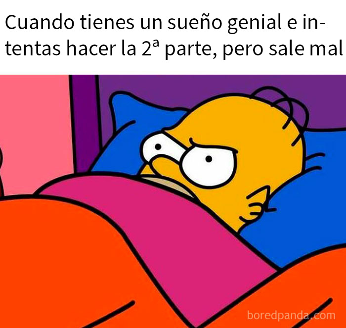 Homer Simpson en la cama con expresión molesta, representando memes sarcásticos y humor que hace reír y llorar.