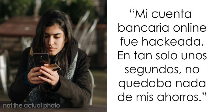 Joven preocupada revisando su mu00f3vil mientras sostiene una tarjeta, simbolizando experiencias online aterradoras de hackeo bancario.