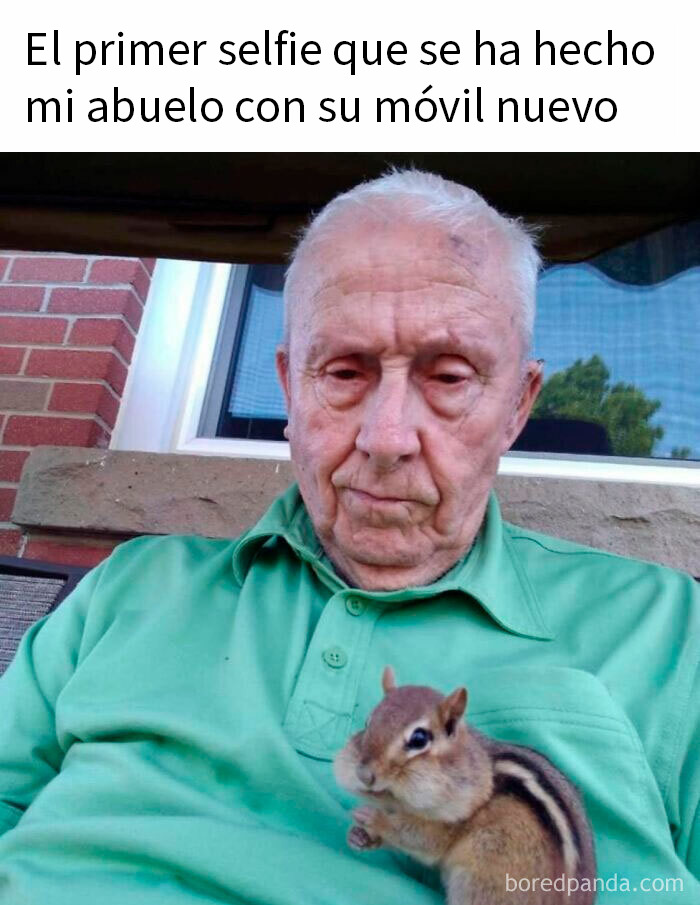 Hombre mayor tomando su primer selfie con móvil nuevo y una ardilla en el regazo, imagen de memes reconfortantes humanidad.