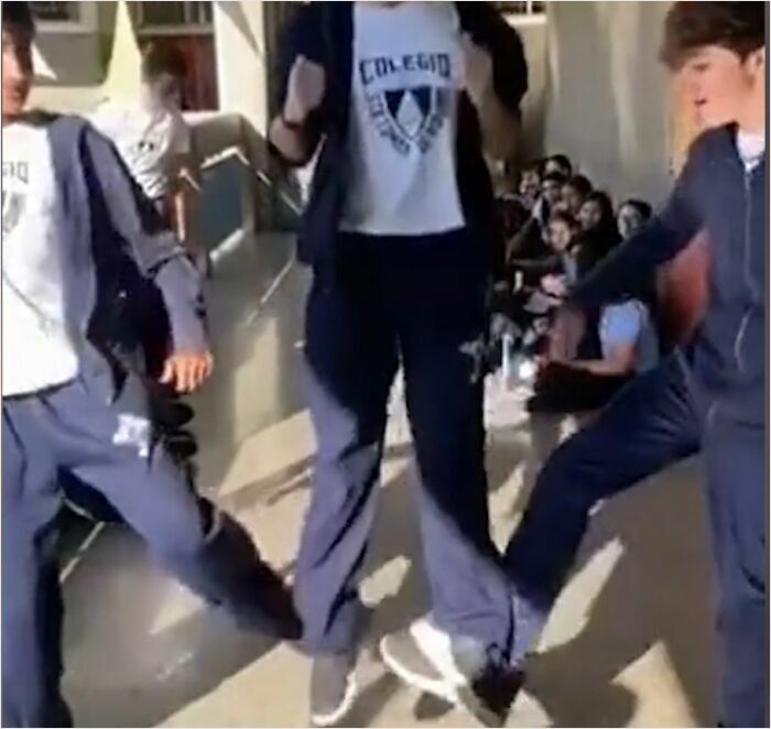 Jóvenes en uniforme escolar realizando retos fatales de TikTok que terminaron en tragedias reales en un pasillo escolar.