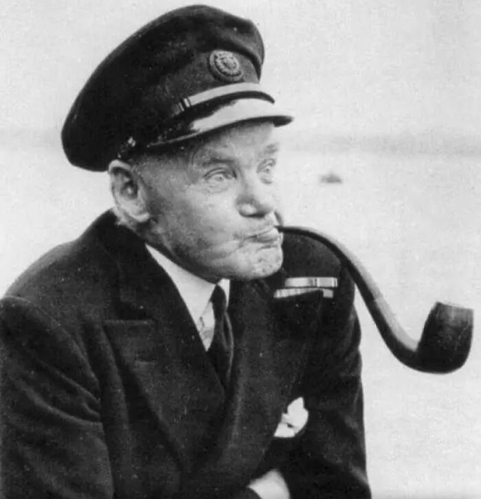 Hombre mayor con uniforme naval y pipa, imagen histórica que representa datos históricos interesantes poco conocidos.