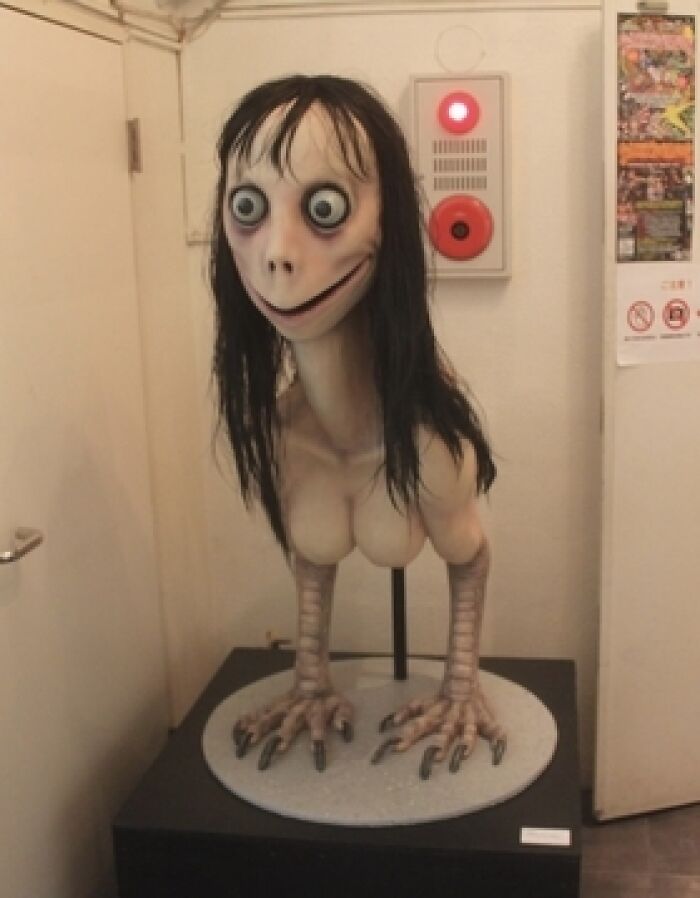 Figura inquietante con rostro humano y cuerpo de ave en exhibición, relacionada con retos fatales de TikTok.