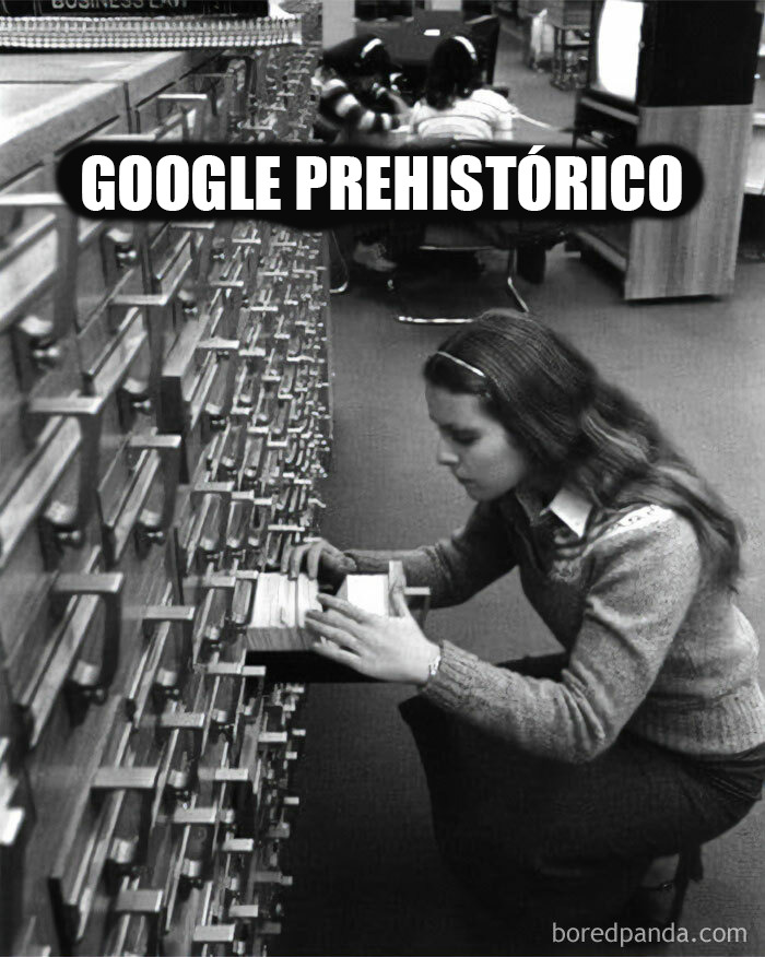 Mujer usando un catálogo antiguo en biblioteca, mostrando partes de nuestras vidas de los años 80 que ya no existen.