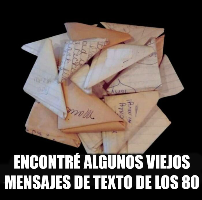 Mensajes de texto antiguos de los años 80 en papel, mostrando partes de nuestras vidas que ya no existen.