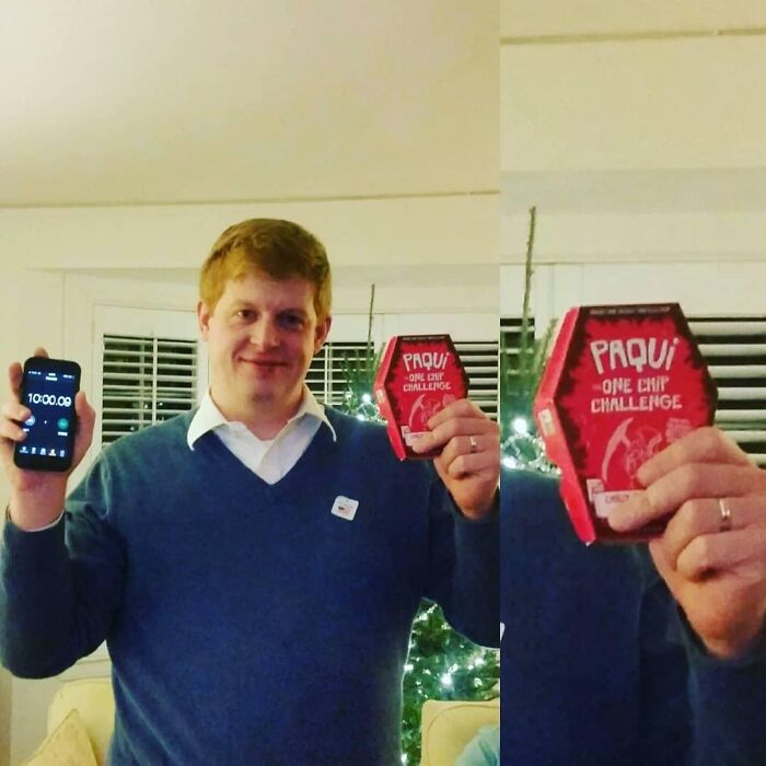Hombre sonriente sostiene teléfono con temporizador y caja de reto picante relacionado con retos fatales de TikTok.