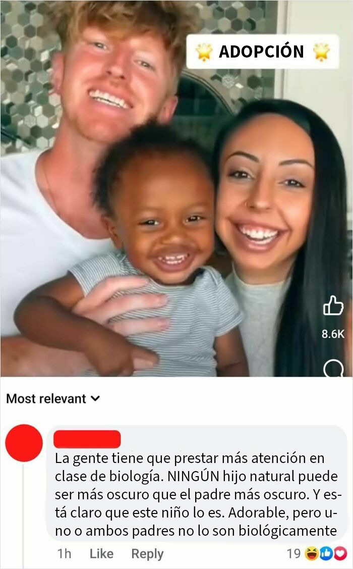 Pareja sonriente con niño adoptado, mostrando momentos emotivos que harán pensar antes de corregir a alguien.