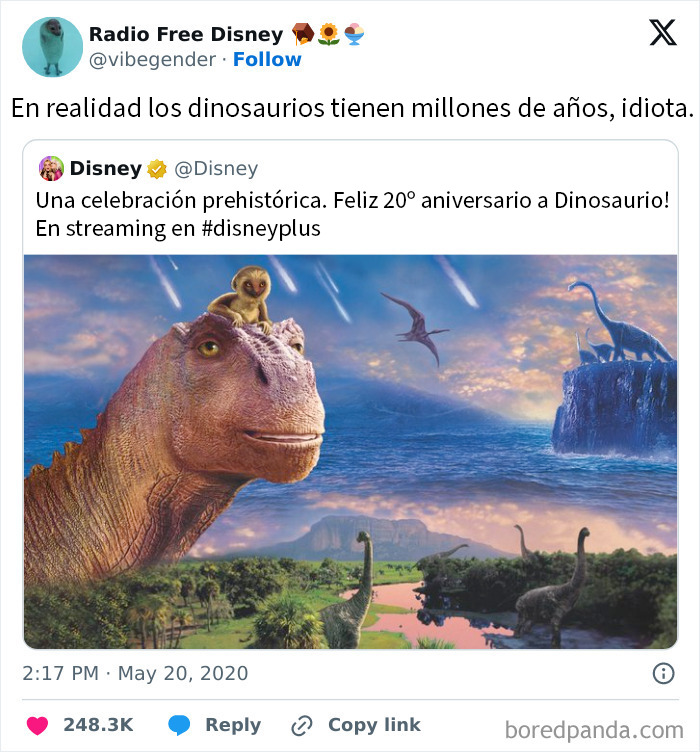 Persona respondiendo con un dato sobre dinosaurios, ilustración de dinosaurios en paisaje prehistórico al atardecer.
