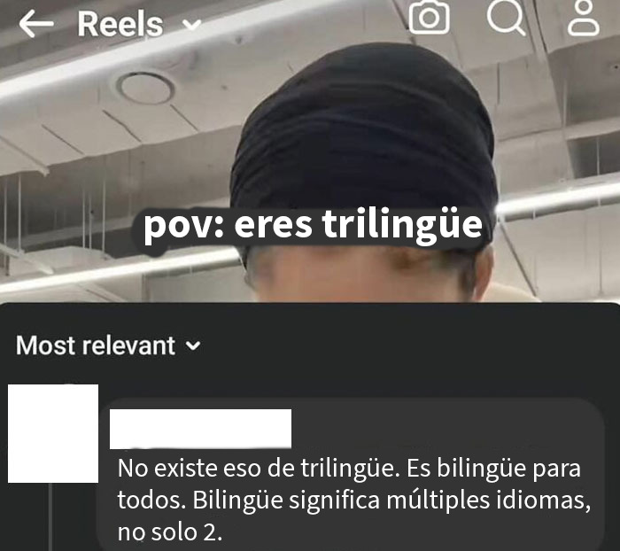 Persona con gorro negro y leyenda sobre ser trilingüe en un comentario que corrige términos sobre bilingüismo.