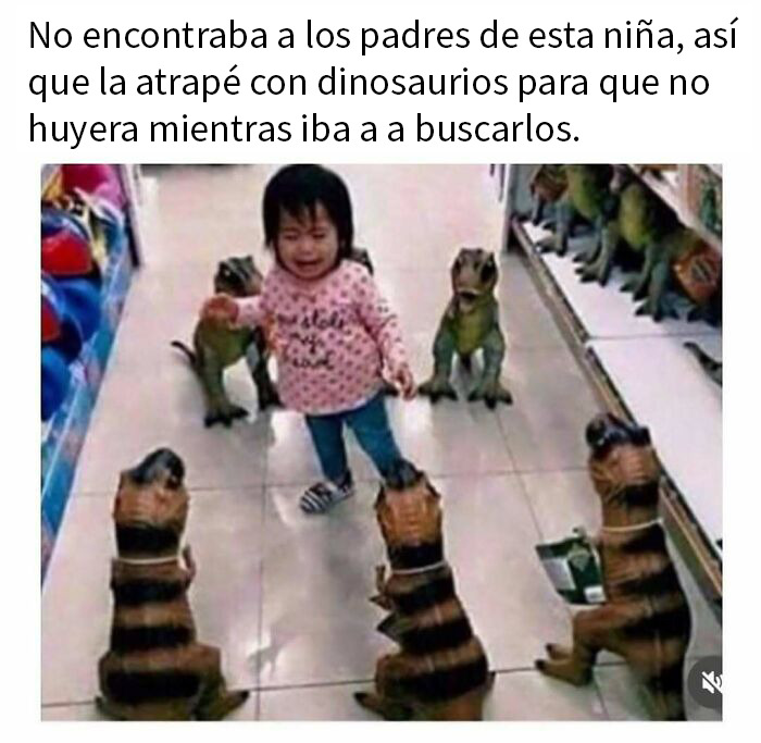 Niña rodeada de dinosaurios de juguete en pasillo de tienda, meme divertido para echarse unas risas.