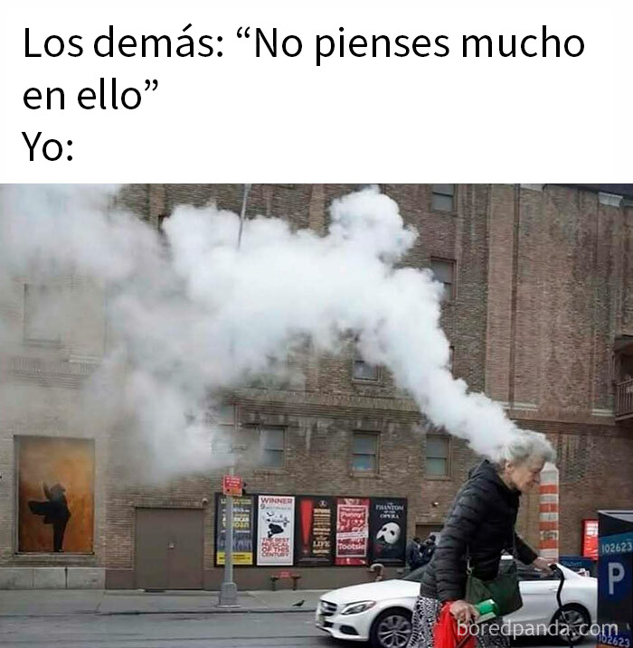Mujer mayor caminando con bastón mientras sale humo de su cabeza, meme divertido y caótico para echarse risas.