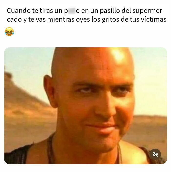 Hombre calvo con expresión traviesa en meme divertido y caótico para echarse unas risas en pasillo de supermercado.