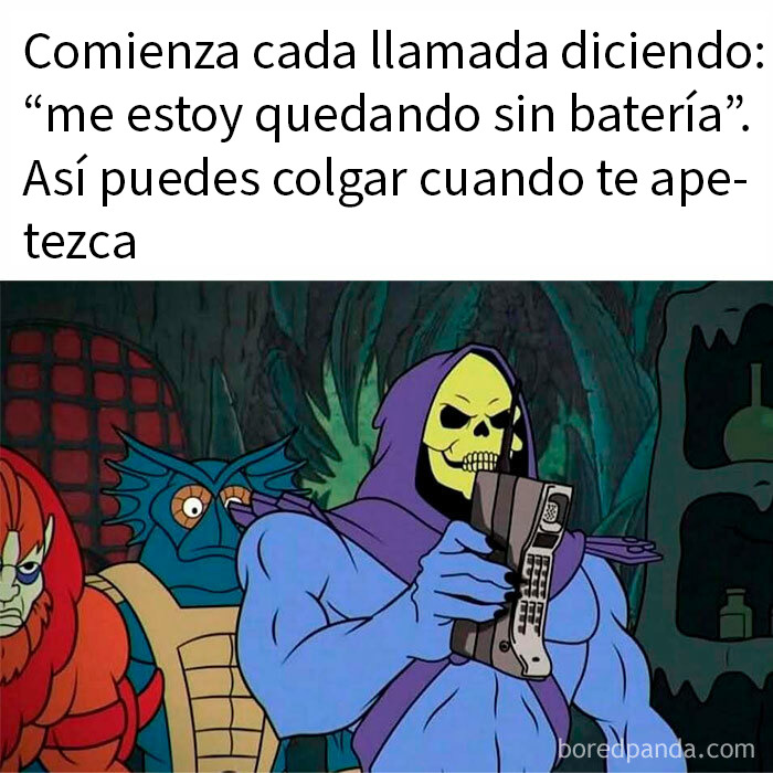 Personaje de dibujos animados sosteniendo un teléfono con texto divertido sobre memes divertidos y caóticos para reír.