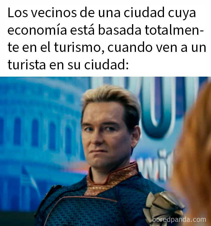 Hombre vestido de superhéroe con expresión seria representando memes divertidos y caóticos para echarse unas risas sobre turismo.