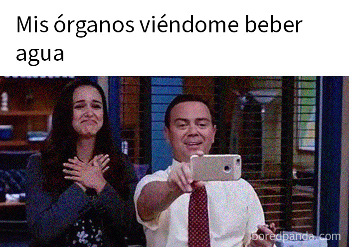 Pareja sonriente tomando selfie mientras texto arriba dice mis órganos viéndome beber agua, meme médico divertido.