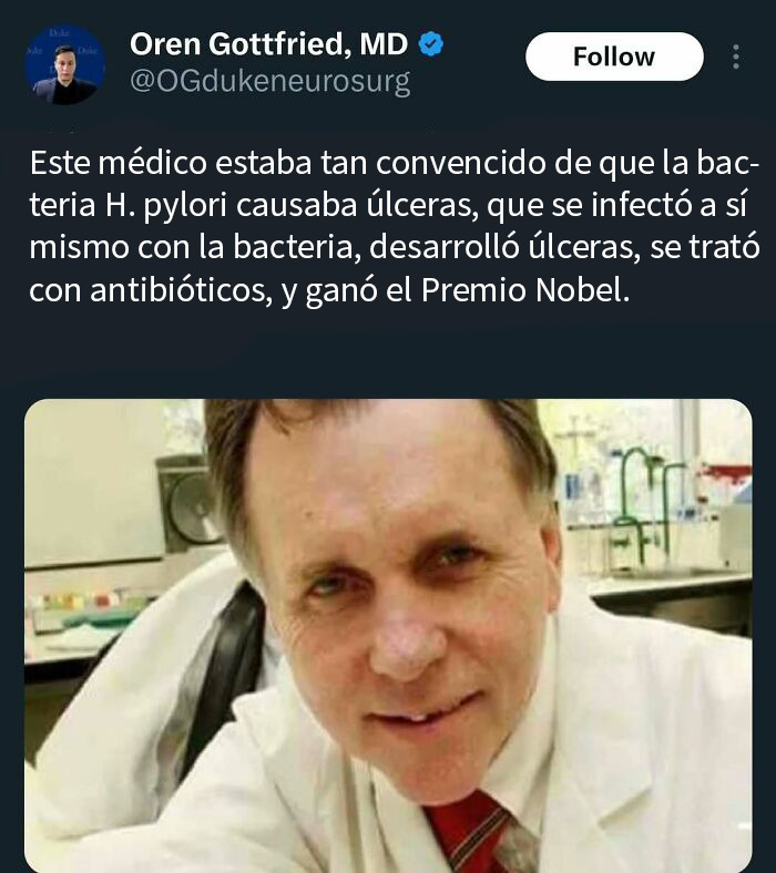 Médico con bata blanca cuenta historia de H. pylori, úlceras y Premio Nobel en meme médico divertido para no doctores.