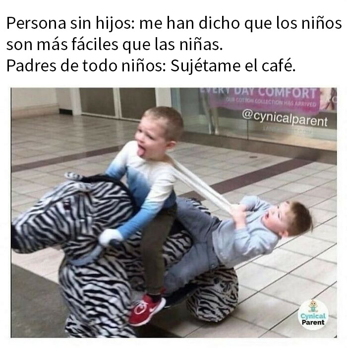Niños jugando de manera caótica en centro comercial, reflejando la diversión y absurdidad de la crianza de los hijos.