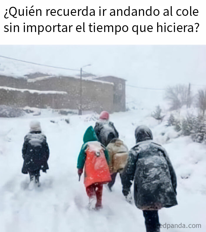Niños caminando con mochilas por nieve, evocando recuerdos de los años 80 y partes de vidas que ya no existen.