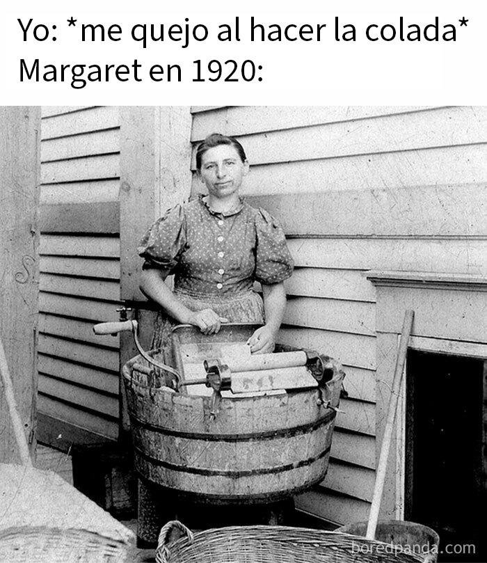 Mujer en 1920 lavando ropa a mano, mostrando partes de nuestras vidas que ya no existen, recuerdos de los años 80.
