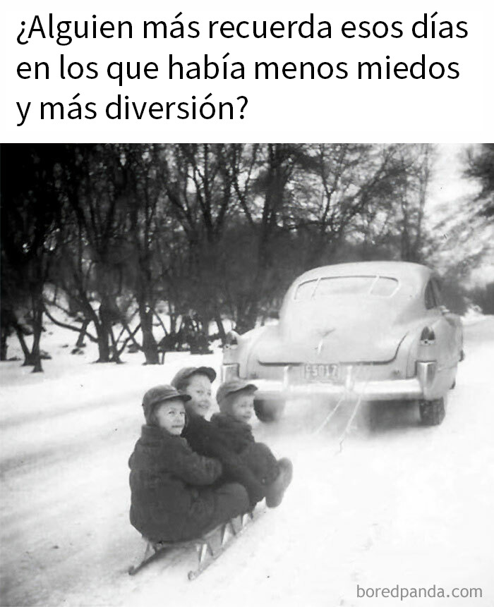 Niños en trineo en nieve junto a coche antiguo, evocando partes de nuestras vidas en los años 80 que ya no existen.