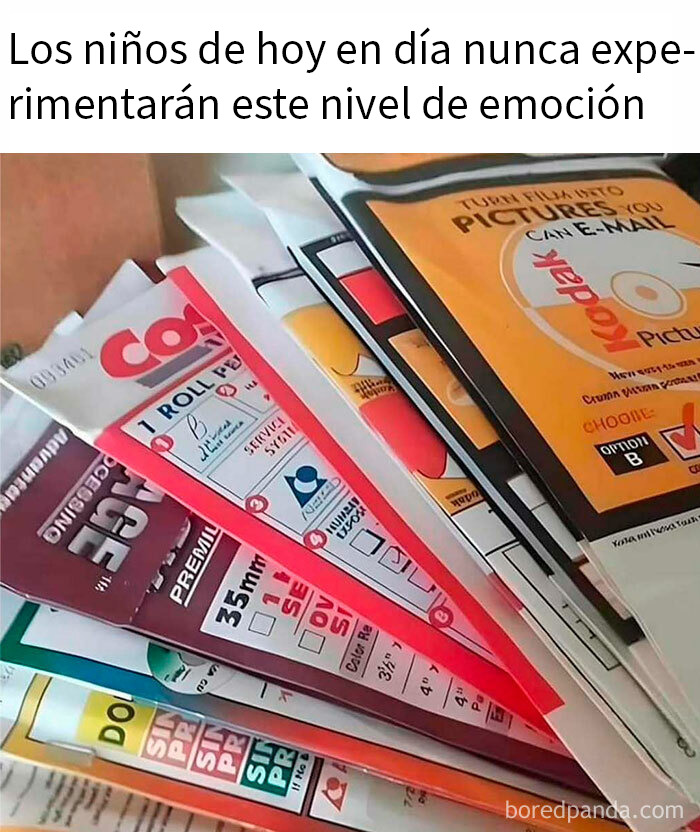 Paquetes de rollos de película Kodak y otros usados en los años 80 que muestran partes de nuestras vidas que ya no existen.