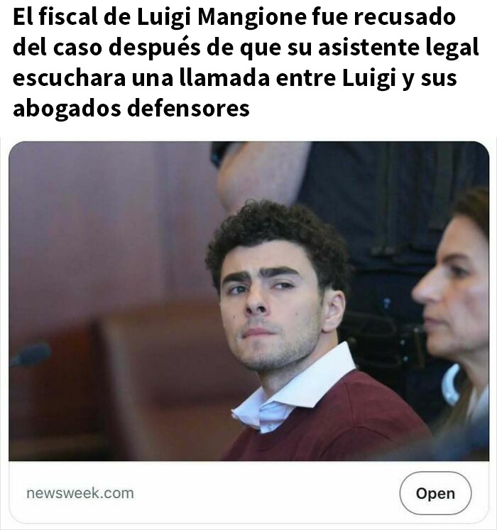 Hombre joven en sala de audiencias con expresión seria, relacionando titulares que parecen sátira pero son ciertos.