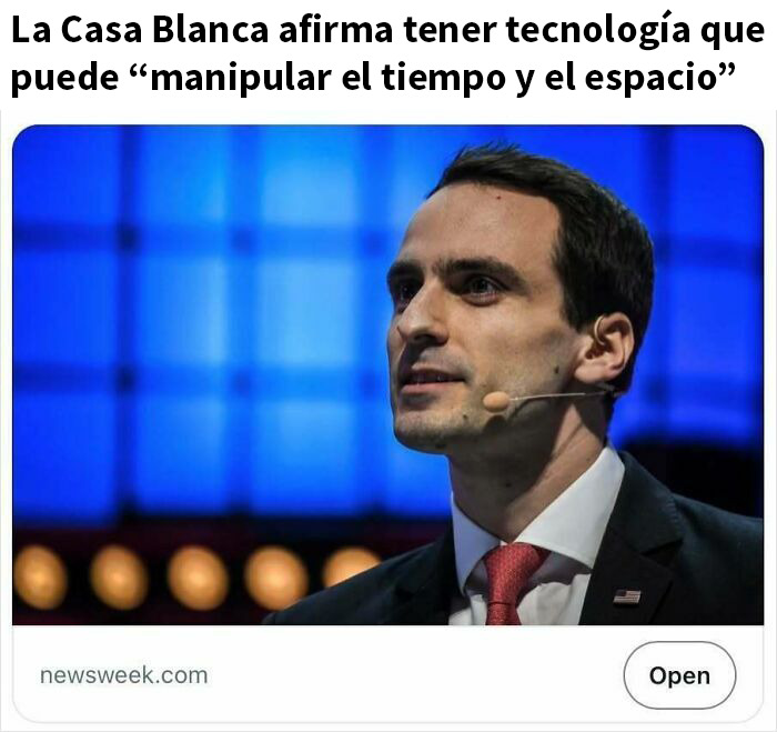 Hombre con micrófono en conferencia sobre titulares que podrían pasar por sátira pero son ciertos.