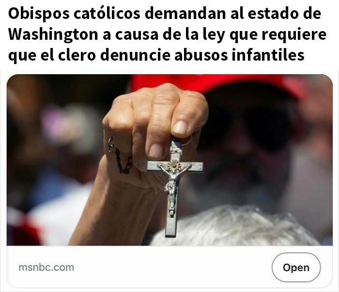 Mano sosteniendo un crucifijo en protesta de obispos católicos contra ley de denuncia de abusos infantiles.