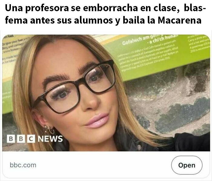 Mujer con gafas en selfie con titular sobre profesora que se emborracha y baila Macarena ante sus alumnos, sátira real.