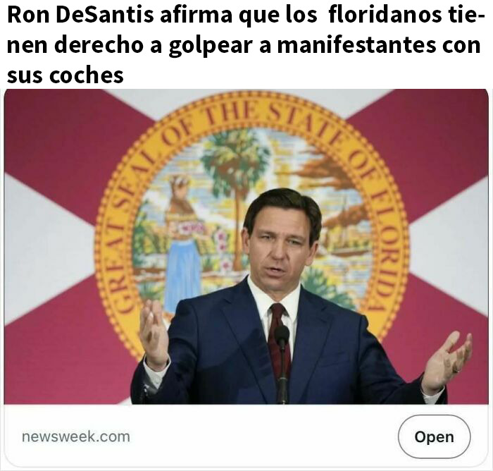 Ron DeSantis hablando ante la bandera de Florida sobre titulares reales que parecen sátira pero son ciertos.