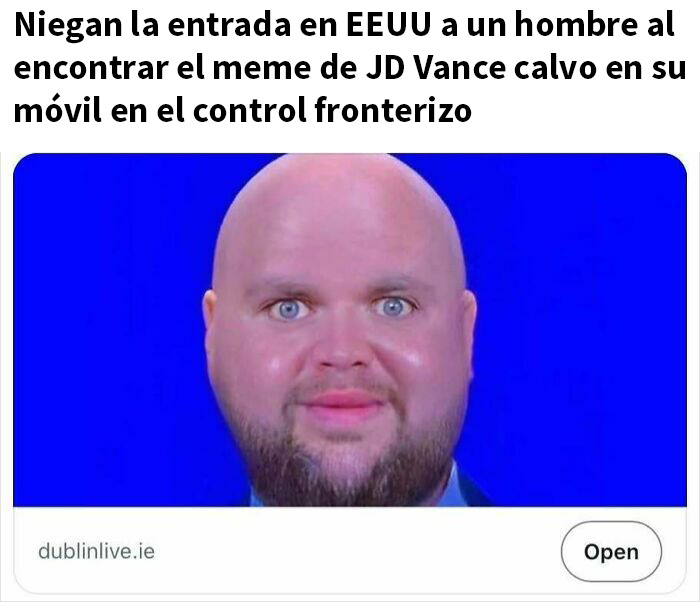 Hombre calvo con meme de JD Vance en móvil, negada su entrada a EEUU en control fronterizo, titulares satíricos pero ciertos.