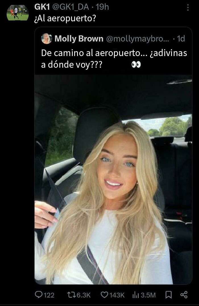 Mujer rubia sonriendo en auto camino al aeropuerto en una captura de pantalla de respuesta brutal en redes sociales.