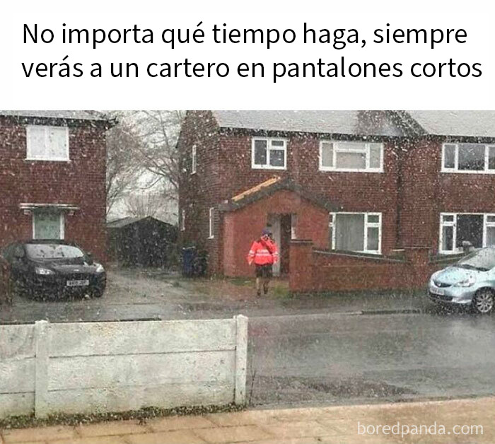 Memes británicos mostrando un cartero con pantalones cortos bajo la lluvia frente a una casa en barrio residencial típico.