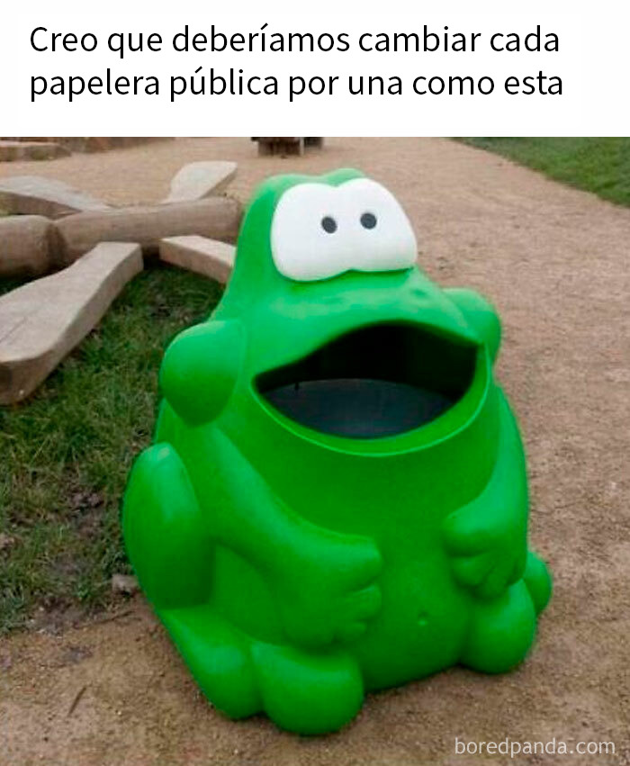 Papelera pública verde con forma de rana divertida en parque, mostrando memes británicos y su único sentido del humor.