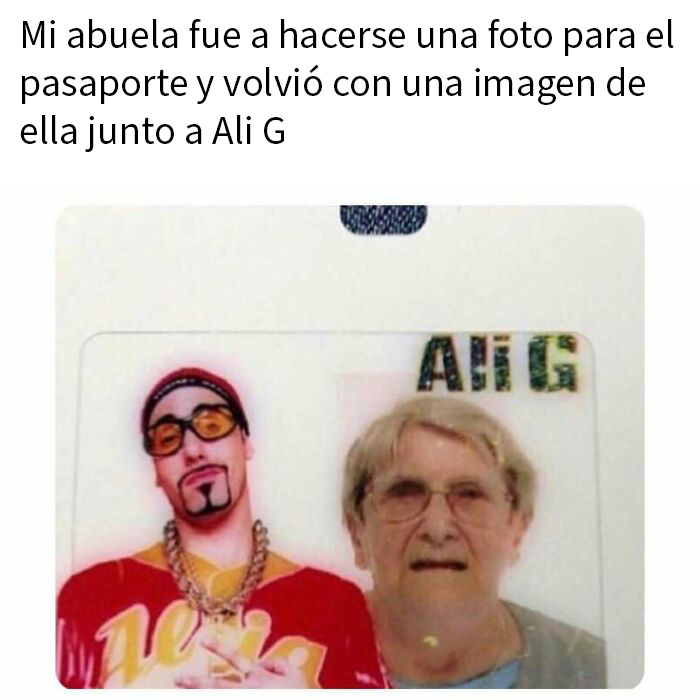 Meme británico divertido con abuela y Ali G en foto para pasaporte mostrando sentido del humor único inglés.
