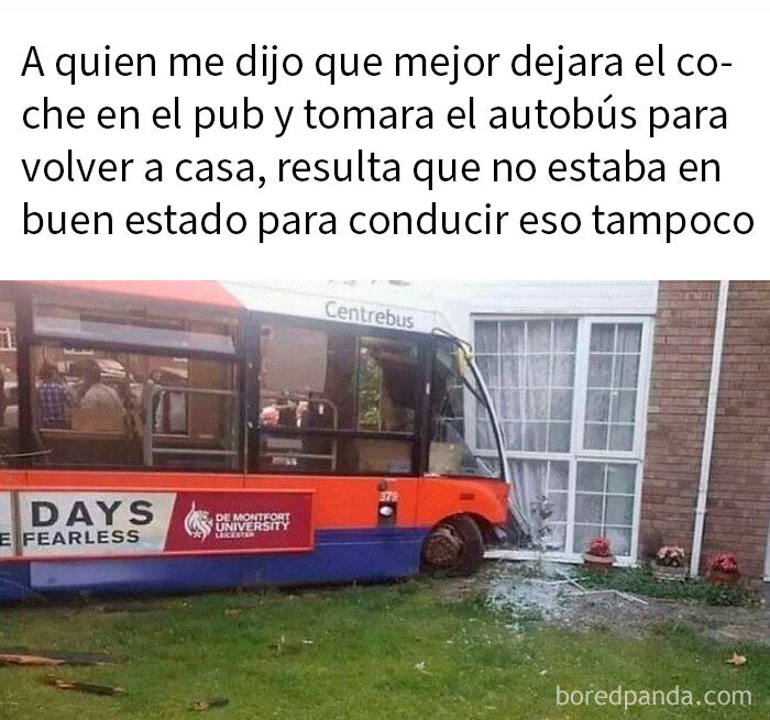 Autobús choca contra casa, reflejando el humor británico único en divertidos memes británicos.