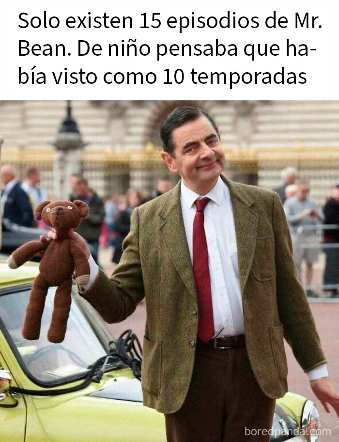 Hombre británico con chaqueta sosteniendo oso de peluche frente a un auto, mostrando humor británico original en meme divertido.