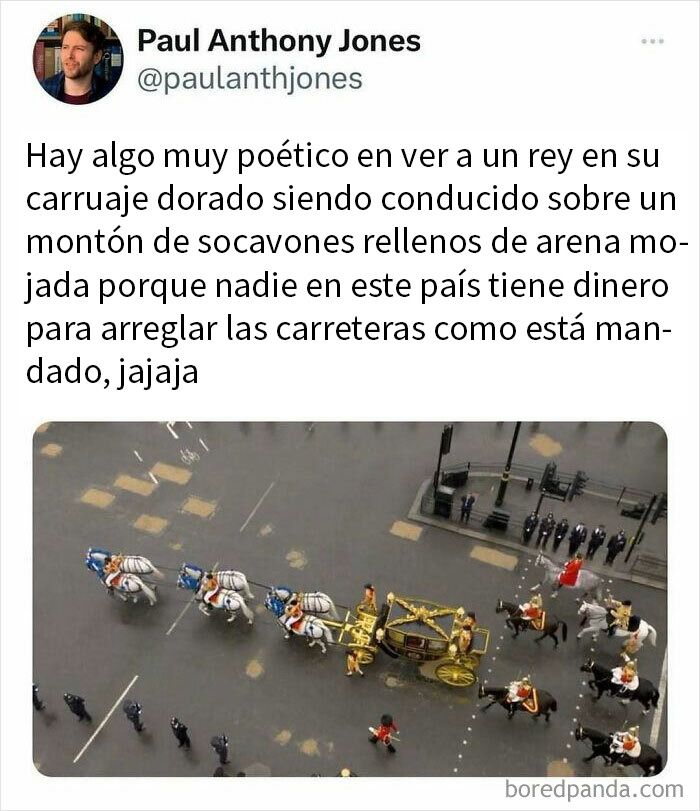 Memes británicos mostrando humor único con rey en carruaje dorado sobre carreteras parchadas y oficiales alrededor.