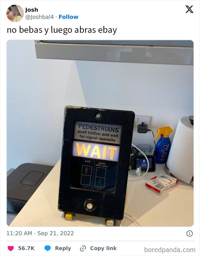 Dispositivo británico para peatones con botón y señal de espera mostrando el humor único en memes británicos divertidos.