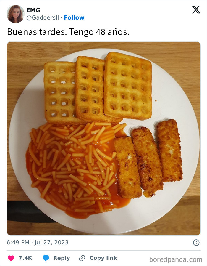Plato con waffles salados, pasta con salsa y filetes de pescado, mostrando memes británicos y su humor único.