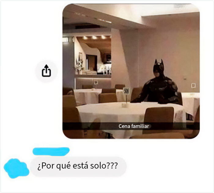 Hombre disfrazado de Batman solo en restaurante, ejemplo divertido de personas que no pillaron la broma en internet.
