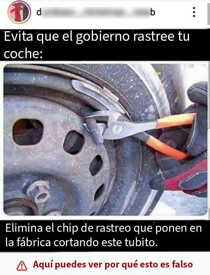 Persona usando alicates para cortar pieza del coche creyendo eliminar chip de rastreo, ejemplo de personas que no pillaron la broma en internet