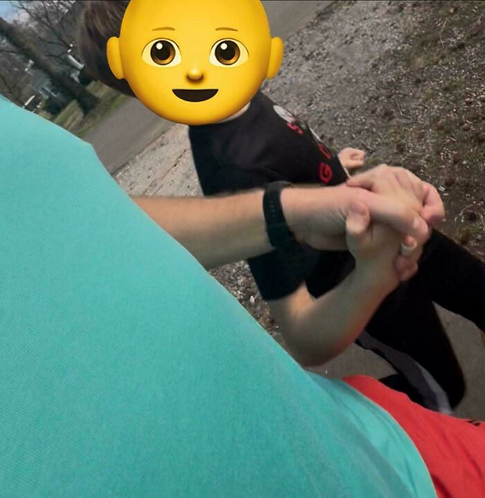 Niño pequeño sonriendo en silla infantil momento precioso y divertido de paternidad capturado en foto de padres y niños